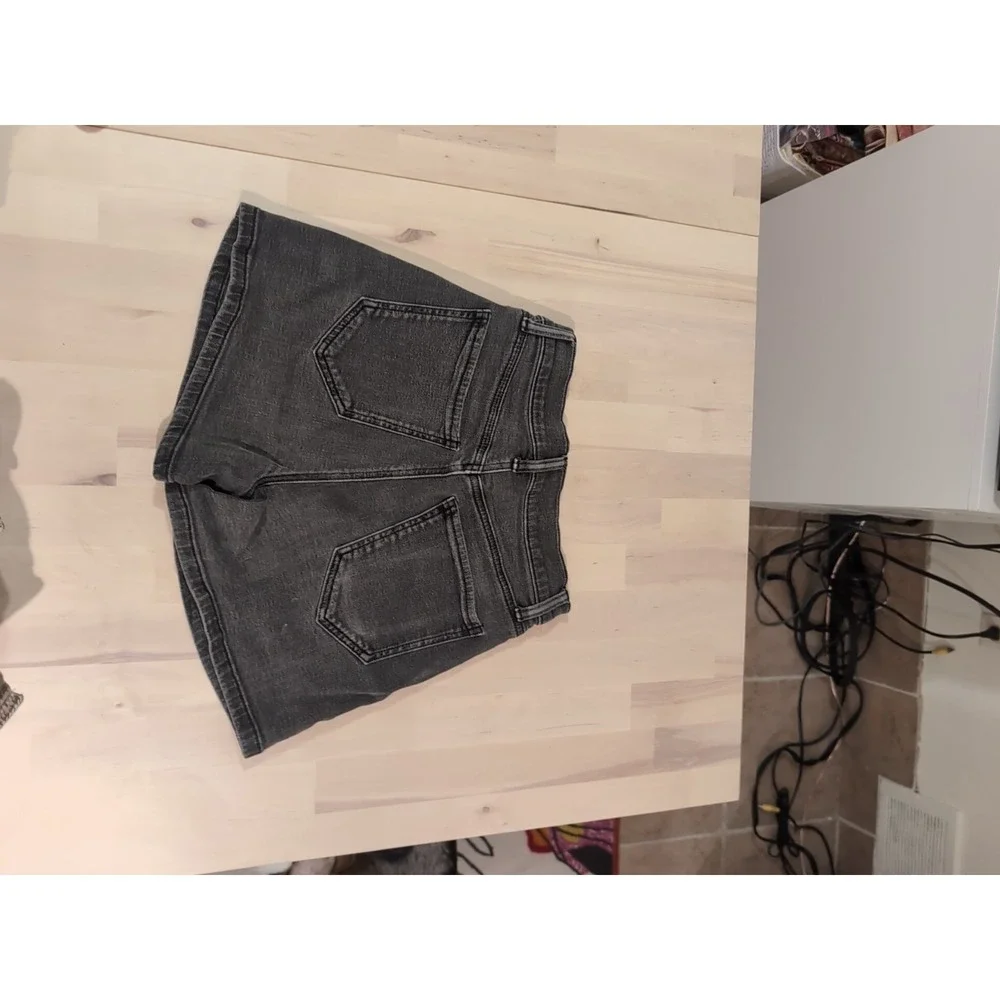 SO High Rise Boyfriend Midi Distressed Shorts Women's 1/25W Black‎